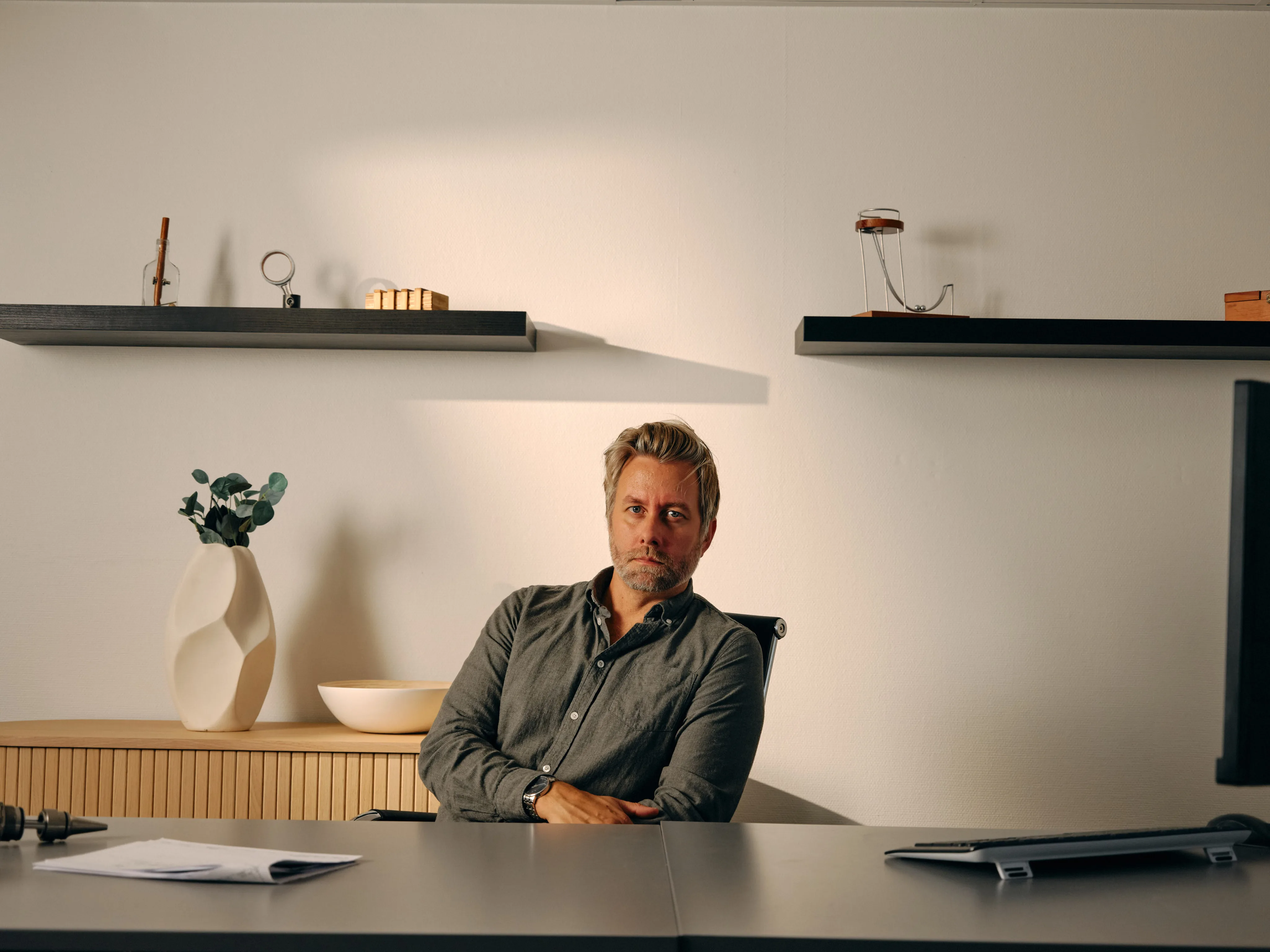 Nærbilde av rør og komponenter i en varmepumpe